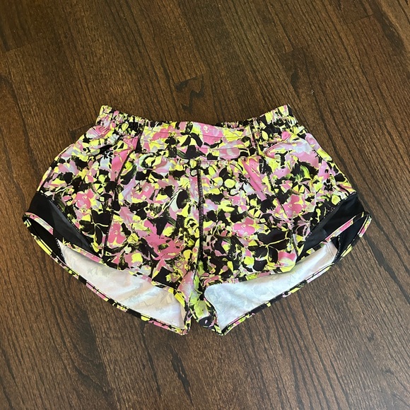 Lululemon hotty hot shorts size 6 - Picture 1 of 4